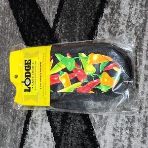LODGE CAST IRON 2- HOT HANDLE HOLDERS MUITI-COLOR PEPPERS 🌶 MADE IN USA